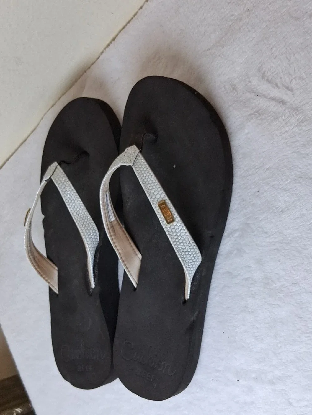 Reef Women's Black Footbed White Textured Strap Flip Flop Sandals